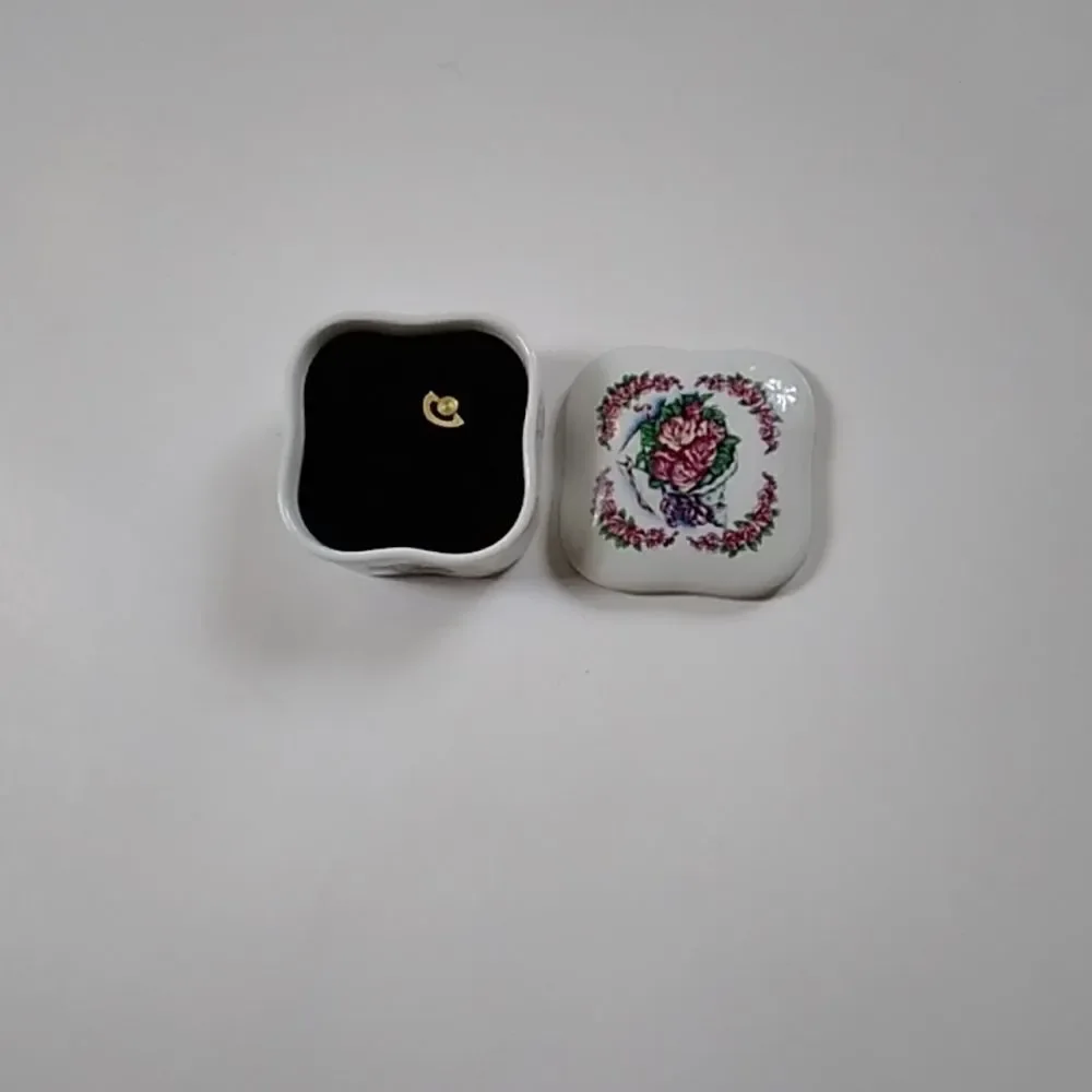 Music Box Series Fine Porcelain 1985 Heritage House